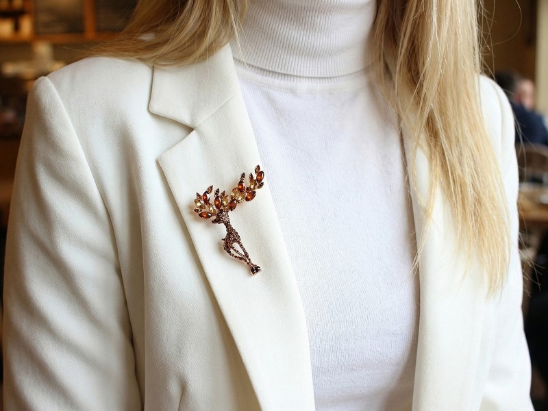 Bross csiszolt kövekkel szarvas kitűző Kitűzők, Brossok Bross csiszolt kövekkel szarvas kitűző Kitűzők, Brossok