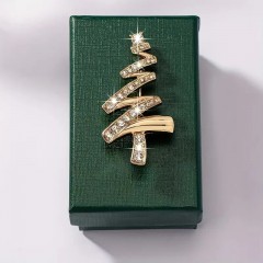                                                             Strassz karácsonyfa bross 