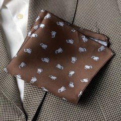                     Exkluzív díszzsebkendő - Barna mintás Diszzsebkendő